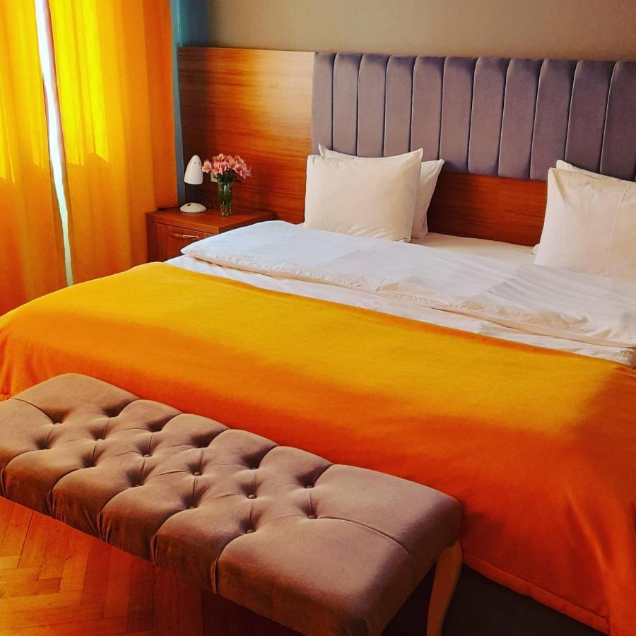 Palm Hotel Batumi Esterno foto